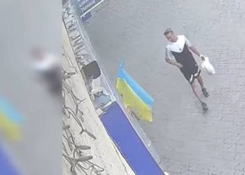 Невідомий чоловік викрав прапор в центрі Тернополя: поліція просить допомоги в розшуку крадія