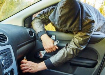 В одному з мікрорайонів Тернополя масово обкрадають автівки