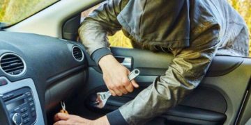 В одному з мікрорайонів Тернополя масово обкрадають автівки