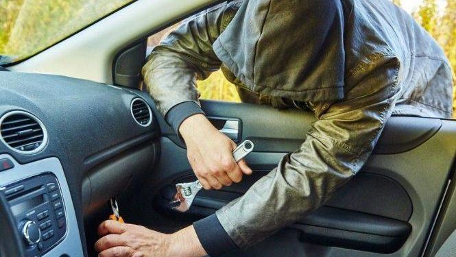 В одному з мікрорайонів Тернополя масово обкрадають автівки