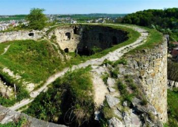 В одному із замків Тернопільщини серйозно травмувався турист