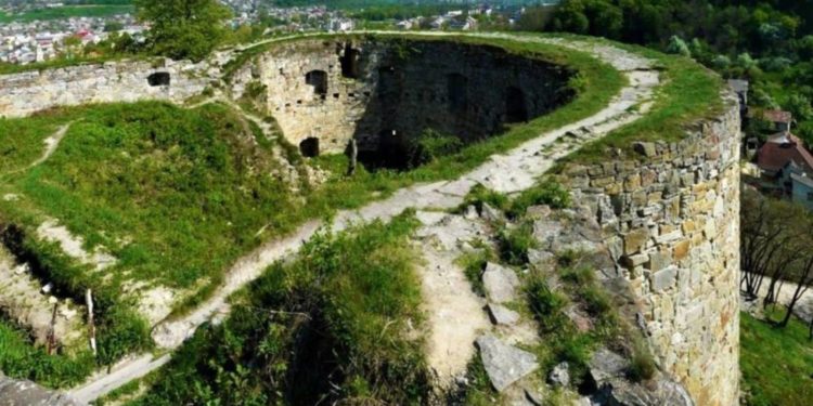 В одному із замків Тернопільщини серйозно травмувався турист