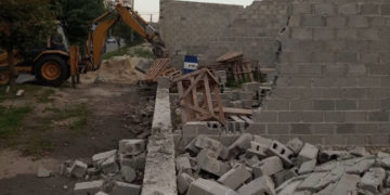 Тернопільські комунальники почали зносити стіни незаконно встановленої будівлі на вул. Полковникa Моpозeнка