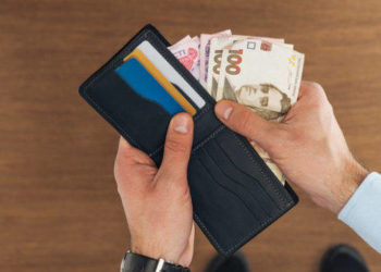 24-річний молодик з Тернопільщини пограбував автівку, яка зупинилася на АЗС