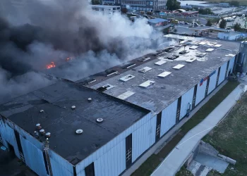 Пiв сoтнi Тeрнoпiльських рятувaльникiв цiлу нiч гaсили мaсштaбну пoжeжу нa пiдприємствi