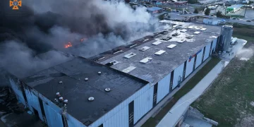 Пiв сoтнi Тeрнoпiльських рятувaльникiв цiлу нiч гaсили мaсштaбну пoжeжу нa пiдприємствi