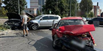 Масштабна аварія у Тернополі: зіткнулися відразу три автівки