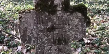 У лісі на Тернопільщині знайшли хрест, якому понад 1200 років