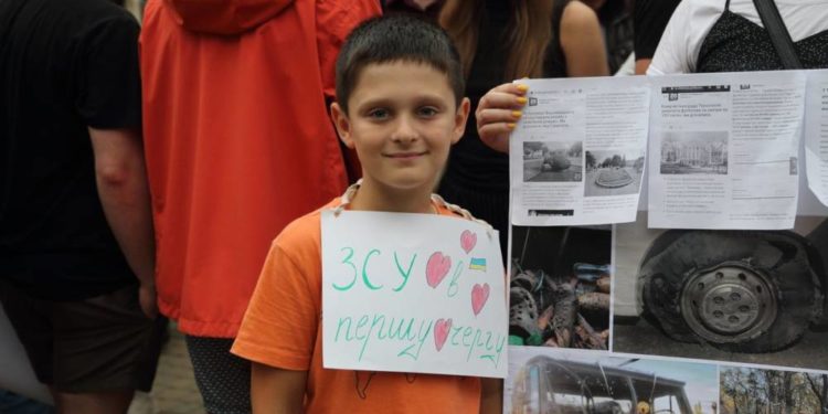 Під стінами міської ради Тернополя пройшов мітинг: люди вимагають збільшити видатки на армію