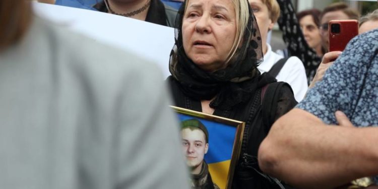 Під стінами міської ради Тернополя пройшов мітинг: люди вимагають збільшити видатки на армію