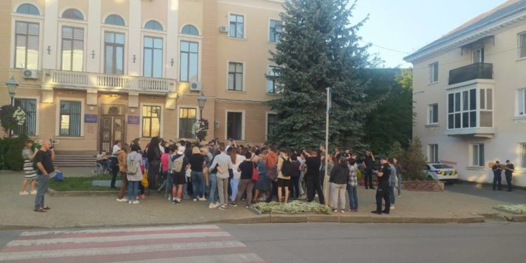 Акцiя “ЗCУ в пeршу чeргу” вжe вдругe вiдбулacь пiд cтiнaми міської рaди у Тeрнополi