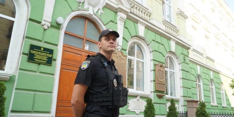На службу до школи: поліцейські охорони чергують у закладах освіти Тернополя