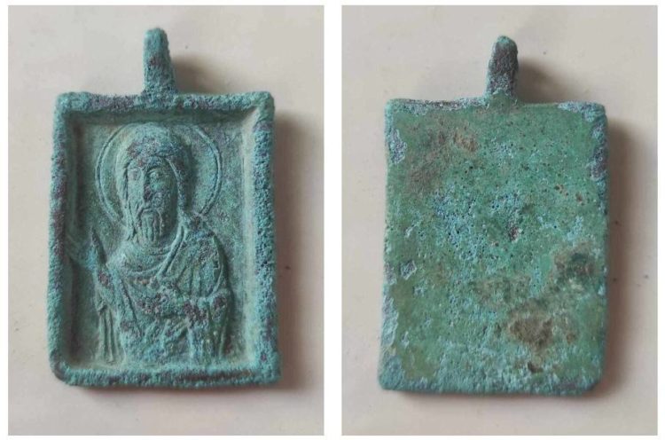 В Чортківському районі знайшли унікальну нагрудну іконку часів Київської Русі