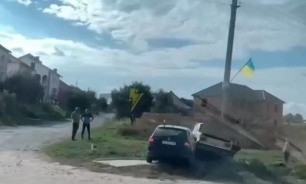 На Тернопільщині відразу дві автівки врізалися в один стовп