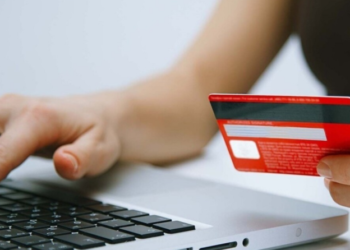 Тернополянка хотіла купити спортивний костюм через соцмережі та втратила майже 3 тисячі гривень