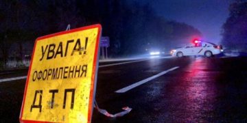 Автівка переїхала чоловіка, який лежав посеред дороги: потерпілого з важкими травмами доправили до лікарні