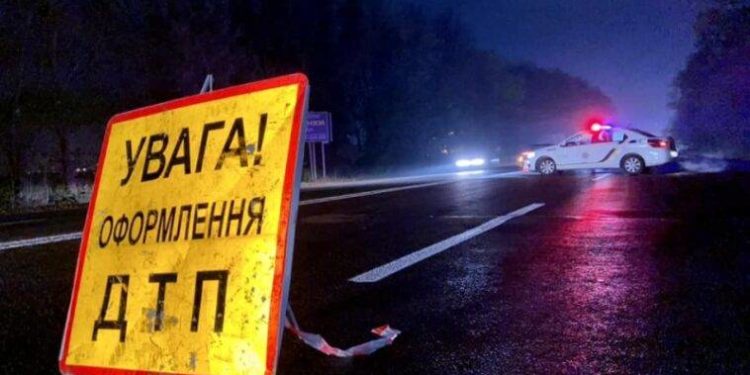 Автівка переїхала чоловіка, який лежав посеред дороги: потерпілого з важкими травмами доправили до лікарні