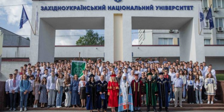 Ректор ЗУНУ Оксана Десятнюк привітала студентів з Днем знань