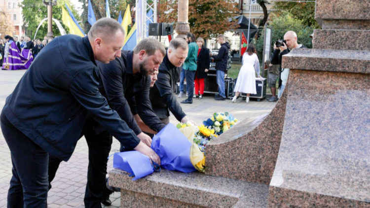 Сьогодні вся країна зупинилась на хвилину, аби вшанувати пам’ять загиблих воїнів