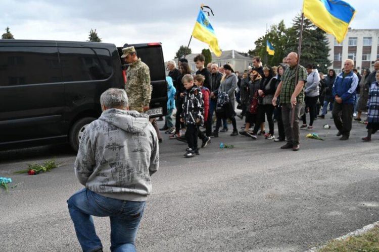 В Лановецькій громаді попрощалися з командиром взводу Олександром Пчолою