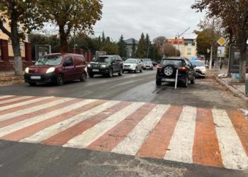 Перелом руки та забої: у Тернополі іномарка збила жінку