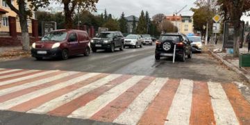 Перелом руки та забої: у Тернополі іномарка збила жінку