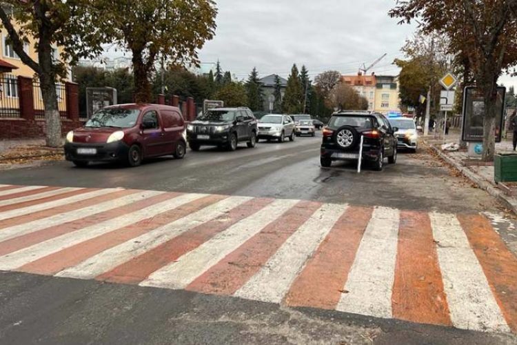 Перелом руки та забої: у Тернополі іномарка збила жінку