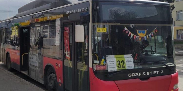 Відсьогодні у Тернополі збільшать кількість громадського транспорту, який курсує до кладовищ