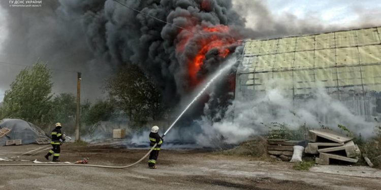 Масштабна пожежа на Чортківщині: вогонь охопив 400 квадратних метрів