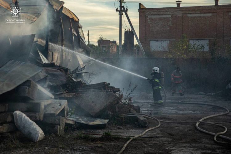 Масштабна пожежа на Чортківщині: вогонь охопив 400 квадратних метрів