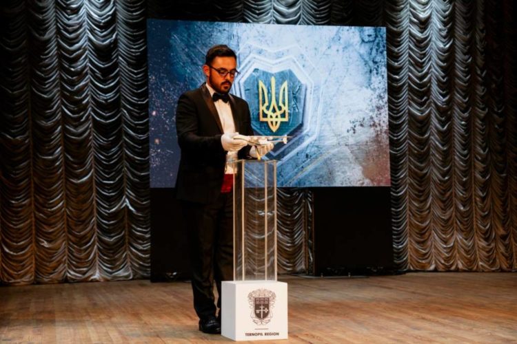 «У великiй вiйнi немає дрiбних вчинкiв», – у Тернополі відбувся благодійний аукціон на підтримку 105 бригади ТрО