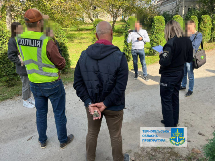 Правоохоронці Тернопільщини затримали хабарника: чоловік хотів отримати “винагороду” за дозвільні документи
