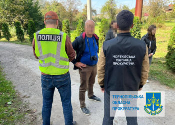 Правоохоронці Тернопільщини затримали хабарника: чоловік хотів отримати “винагороду” за дозвільні документи