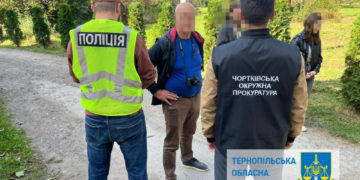 Правоохоронці Тернопільщини затримали хабарника: чоловік хотів отримати “винагороду” за дозвільні документи