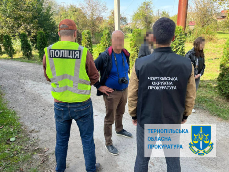 Правоохоронці Тернопільщини затримали хабарника: чоловік хотів отримати “винагороду” за дозвільні документи