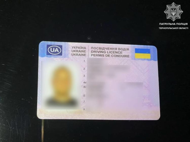 У Зборові патрульні зупинили водія з підробленими “правами”