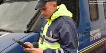 Під час комендантської години в центрі Тернополя зупинили дорогу іномарку за кермом якої був чоловік без права кермувати