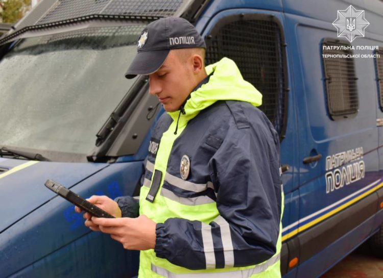 Під час комендантської години в центрі Тернополя зупинили дорогу іномарку за кермом якої був чоловік без права кермувати