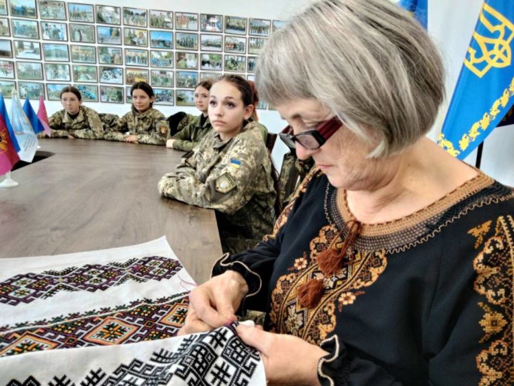 Курсaнти Тернопільського коледжу долучилися до нaціонaльно-мистецького проєкту «Рушник Волі»