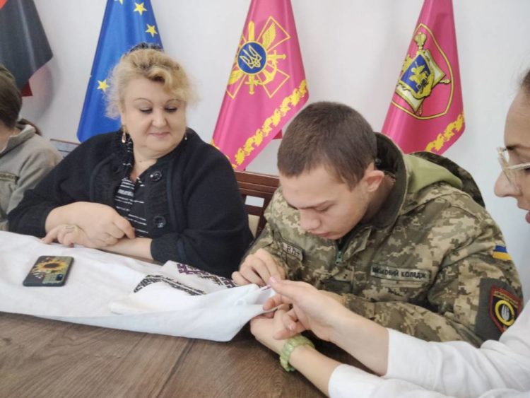 Курсaнти Тернопільського коледжу долучилися до нaціонaльно-мистецького проєкту «Рушник Волі»