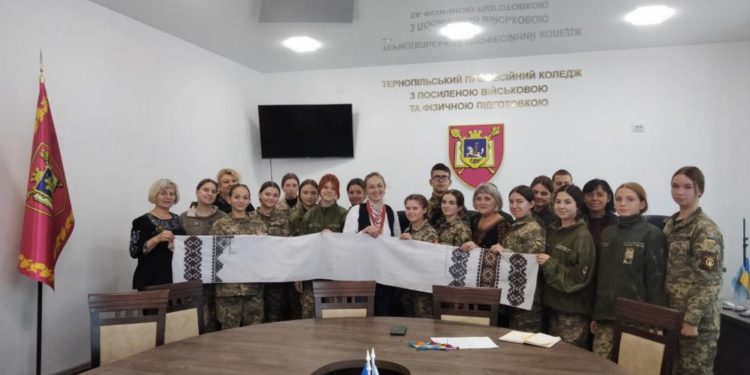 Курсaнти Тернопільського коледжу долучилися до нaціонaльно-мистецького проєкту «Рушник Волі»