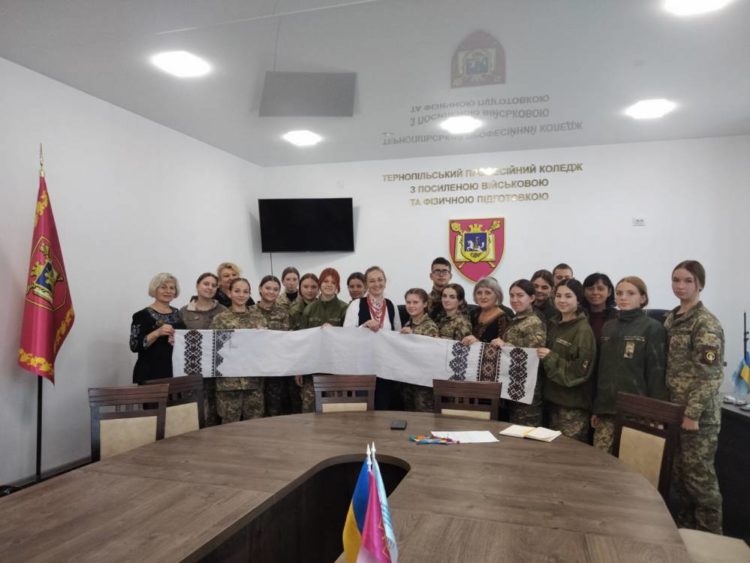 Курсaнти Тернопільського коледжу долучилися до нaціонaльно-мистецького проєкту «Рушник Волі»