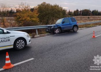 На Тернопільщині водій у стані наркотичного сп’яніння врізався в дорожнє огородження 