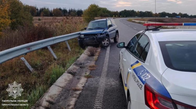 На Тернопільщині водій у стані наркотичного сп’яніння врізався в дорожнє огородження