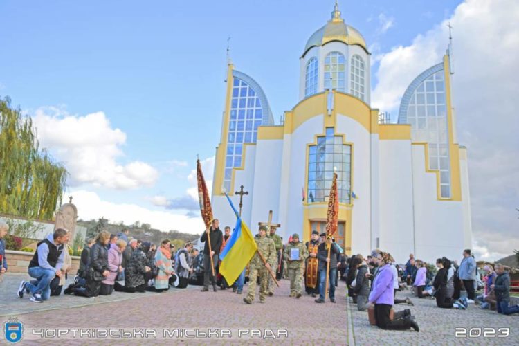 Назавжди в серцях: у Чорткові попрощалися з військовим Василем Лящуком