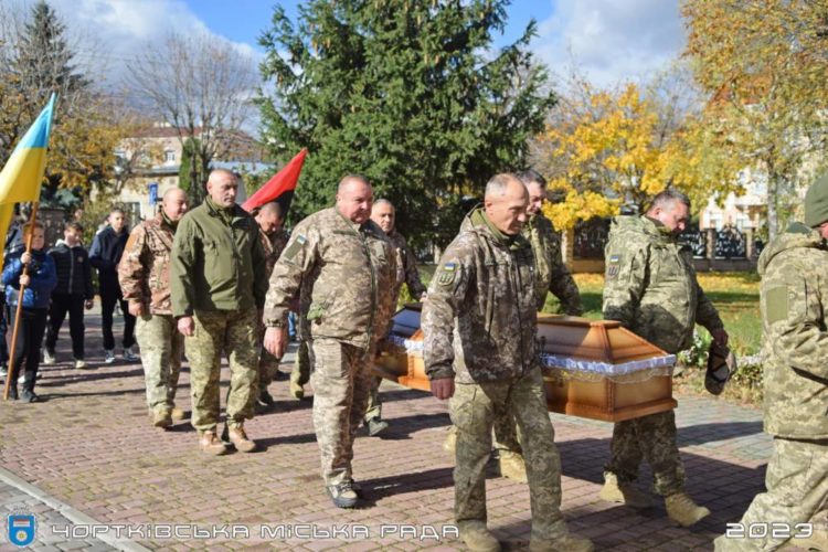 Назавжди в серцях: у Чорткові попрощалися з військовим Василем Лящуком