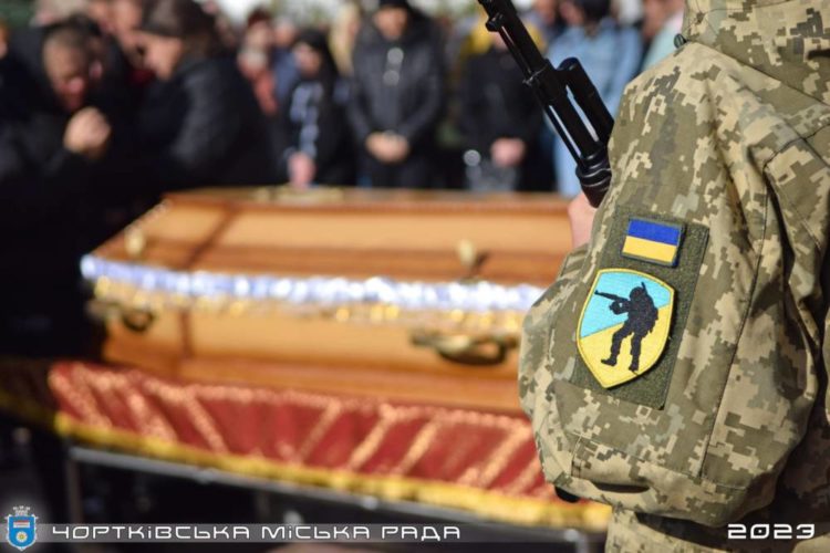 Назавжди в серцях: у Чорткові попрощалися з військовим Василем Лящуком