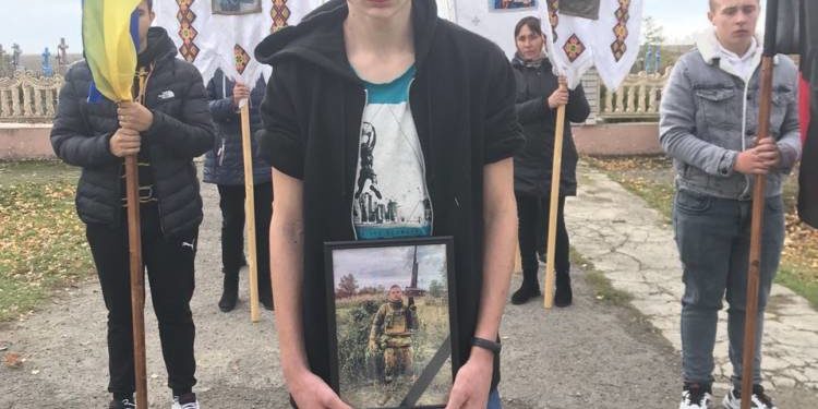 Назавжди 18: в Гусятинській громаді прощаються з Героєм Радомиром Олійником