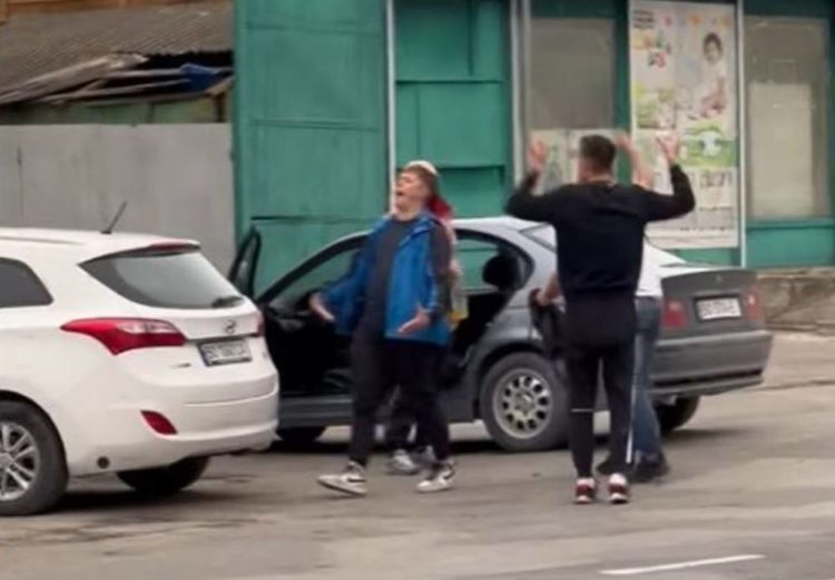 “Гульдибенили” посеред вулиці, коли місто прощалося з Героєм: у Збаражі люди обурюються вчинком компанії молодиків