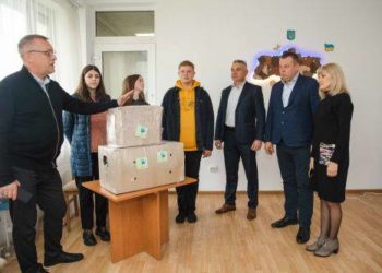 «Подаруй тепло воїну»: у ЗУНУ зібрали теплі речі для захисників